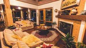 Una sala de estar acogedora con chimenea, sofás a rayas y una alfombra estampada.