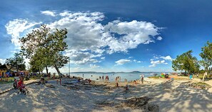 Beach - Holiday home with air conditioning, private beach section and jetty, large garden (Balatonmáriafürdő)