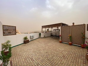 Outdoor dining - Luxury & Traditional Apartment at Dar Bouzoubaa - Heart of Fès Medina (Fes)