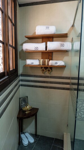 Hair dryer, towels, soap, toilet paper - Luxury & Traditional Apartment at Dar Bouzoubaa - Heart of Fès Medina (Fes)