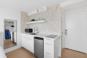Microwave, stovetop, coffee/tea maker, toaster - [New] Banyan Suite - Studio with Ocean View, Pool (Honolulu)