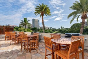 Outdoor dining - Your Waikiki Studio Near Beach. *no resort fees!* (Honolulu)