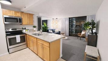 Réfrigérateur, micro-ondes, four, plaque de cuisson