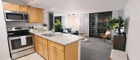 Kjøleskap, mikrobølgeovn, ovn og kokeplater