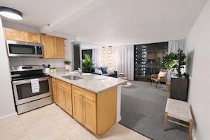 Private kitchen - Spacious Apartment with Majestic Diamond Head View (Honolulu)