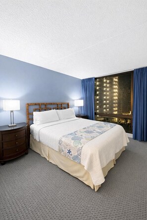 Desk, WiFi - Spacious Apartment with Majestic Diamond Head View (Honolulu)