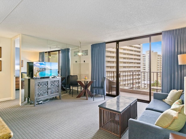 TV - Spacious Apartment with Majestic Diamond Head View (Honolulu)
