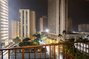 Property grounds - Spacious Apartment with Majestic Diamond Head View (Honolulu)