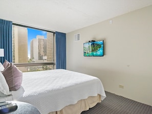 Desk, WiFi - Spacious Apartment with Majestic Diamond Head View (Honolulu)