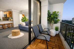 TV - Spacious Apartment with Majestic Diamond Head View (Honolulu)