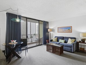 TV - Spacious Apartment with Majestic Diamond Head View (Honolulu)