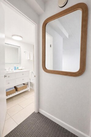 Bathroom - Spacious Apartment with Majestic Diamond Head View (Honolulu)