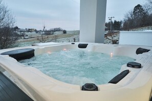 Outdoor spa tub - House in Međimurje for couples with jacuzzi, sauna, terrace, pool, and barbecue (Dragoslavec)