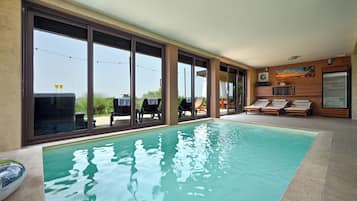 Piscina coperta, una piscina riscaldata