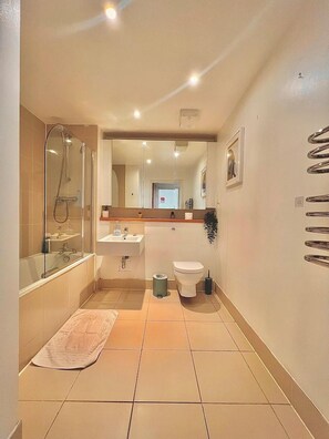 Shower, hair dryer, towels - Stunning Shard Views (London)