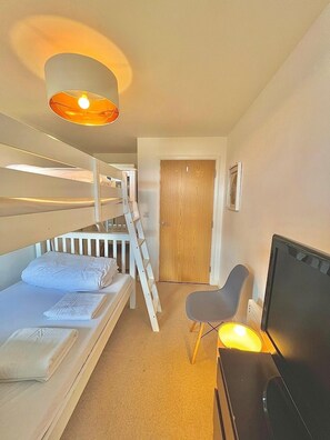 2 bedrooms, iron/ironing board, free WiFi, bed sheets - Stunning Shard Views (London)