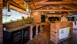 Fridge, microwave, oven, stovetop - Forest house with private wellness, pool, and activities for the whole family. (Klenovnik)