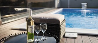 Luxusvilla mit Jacuzzi, Sauna und Pool umgeben von Weinbergen