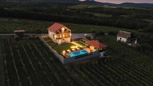 A large house with a swimming pool, surrounded by fields and mountains. - Luxury villa with jacuzzi, sauna and pool surrounded by vineyards (Požega)