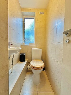 Shower, hair dryer, towels - Right Opposite Whitechapel Station (London)