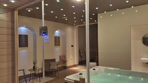 Ein modernes Badezimmer mit Badewanne, einer Sitzecke und einem Wandheizkörper.