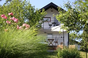Exterior - Home with jacuzzi and sauna in Vukomeričke Hills for relaxation and retreat. (Donja Lomnica)