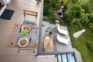 Outdoor dining - Home with jacuzzi and sauna in Vukomeričke Hills for relaxation and retreat. (Donja Lomnica)