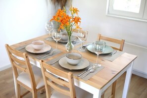 Dining - Home with jacuzzi and sauna in Vukomeričke Hills for relaxation and retreat. (Donja Lomnica)