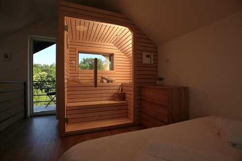 Home with jacuzzi and sauna in Vukomeričke Hills for relaxation and retreat.