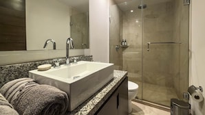 Een douche, een haardroger, handdoeken, shampoo