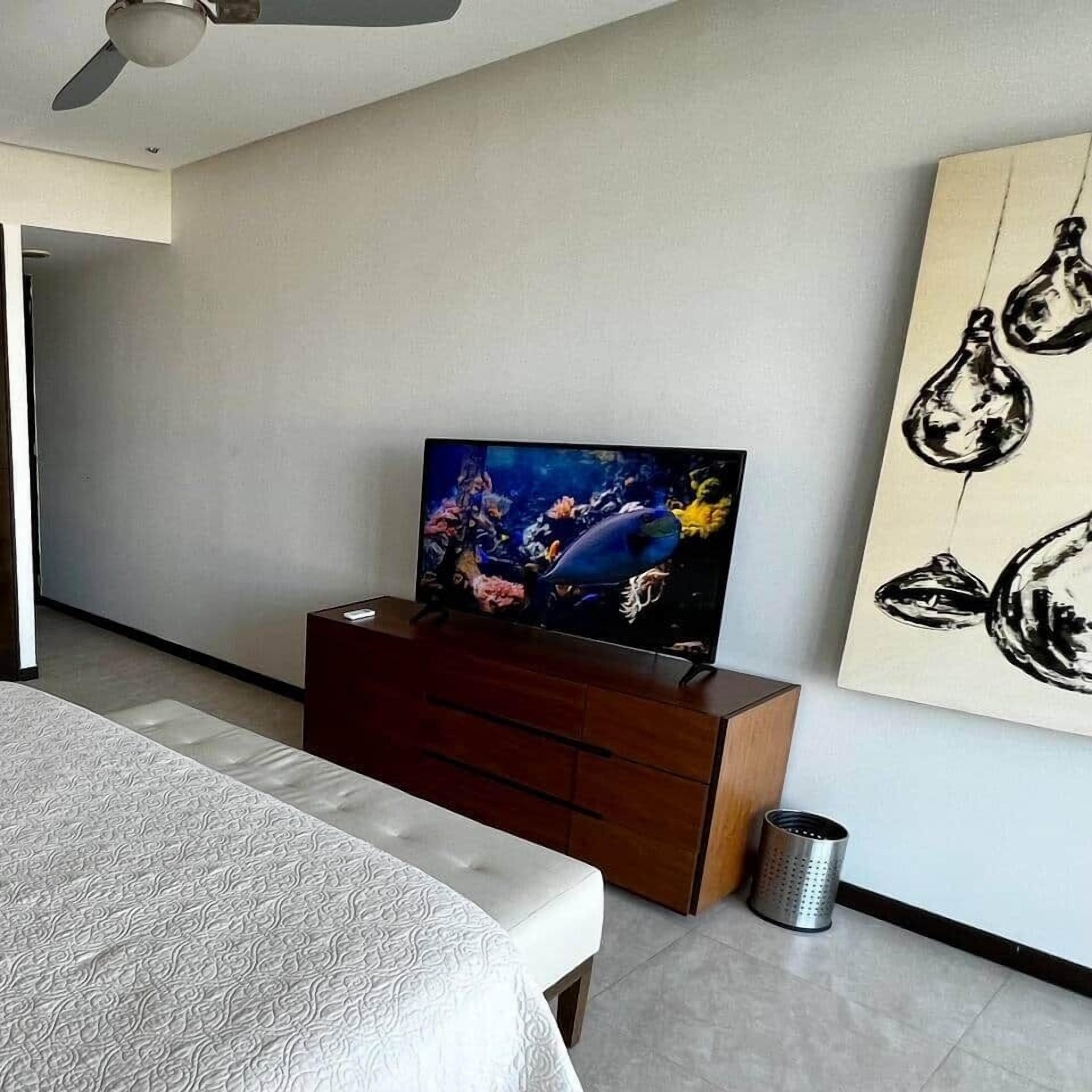 Een kluis op de kamer, een strijkplank/strijkijzer, wifi, beddengoed