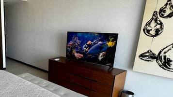 Een kluis op de kamer, een strijkplank/strijkijzer, wifi, beddengoed