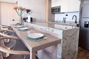 Kühlschrank, Mikrowelle, Kochgeschirr/Geschirr/Besteck