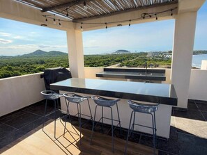 Outdoor dining - Penthouse with Sea Views and Rooftop with Jacuzzi (Mazatlán)