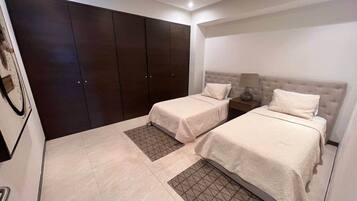 Een kluis op de kamer, een strijkplank/strijkijzer, wifi, beddengoed