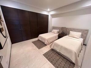 Tallelokero huoneessa, silitysrauta/-lauta, Wi-Fi, vuodevaatteet