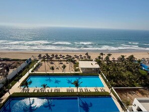 Ein Resort mit Pool, Strand und Meerblick.