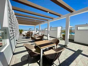 Outdoor dining - Torre Alba 505 / Rooftop Pool Steps From  Malecon (Mazatlan)
