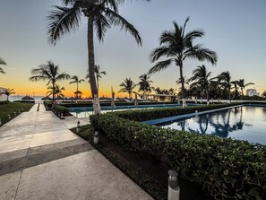 Pool - Peninsula Mazatlan Floor 27: Exclusive 3-Bedroom Oceanfront (Mazatlan)