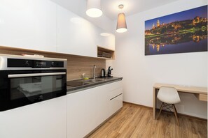 Fridge, oven, stovetop, coffee/tea maker - Bosacka Downtown Apartment (Kraków)