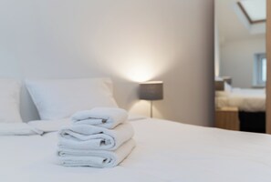 Tabla de planchar con plancha, wifi y ropa de cama 