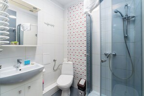 Regadera, secadora de cabello, toallas 