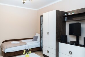 Tabla de planchar con plancha, wifi, ropa de cama