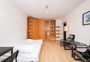 1 dormitorio, tabla de planchar con plancha, ropa de cama