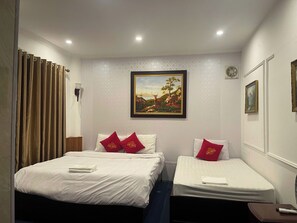 Family Triple Room | Blackout drapes, soundproofing, iron/ironing board, free WiFi - Xumi Motel (Hoang Mai)