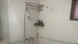 Family Üç Kişilik Oda | Banyo | Duş, saç kurutma makinesi, terlik, havlu