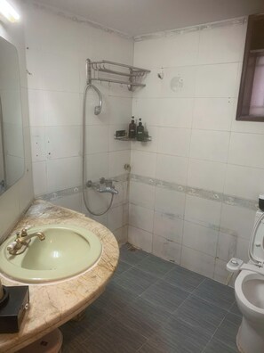 Family Triple Room | Bathroom | Shower, hair dryer, slippers, towels - Xumi Motel (Hoang Mai)