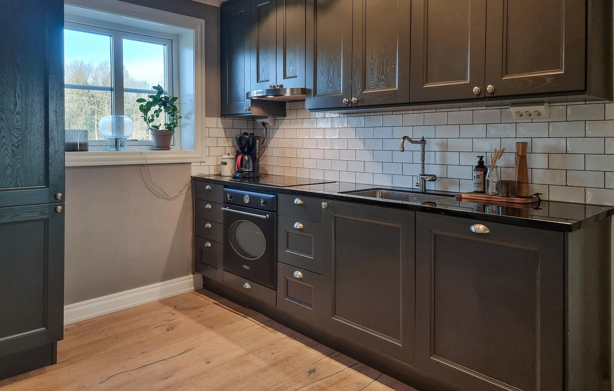 Réfrigérateur, four, lave-vaisselle, cafetière/bouilloire