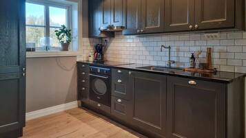 Fridge, oven, dishwasher, coffee/tea maker