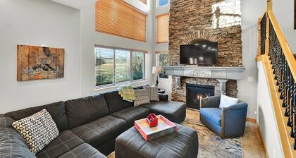C704 | Cascade Overlook Lodge: Your Eden Adventure Hub!